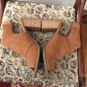 EUC Universal Thread Cognac 3 inch Block Heels